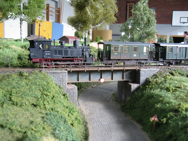 BR 98.8 mit
              einem Lokalbahnzug (Foto: H. Riedel)